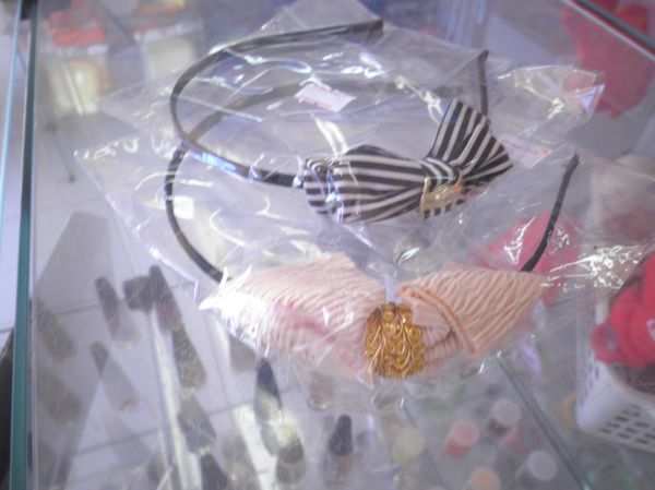 Diadema Laço com listras e detalhe em dourado.